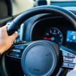 Drgania kierownicy przy hamowaniu – skąd się biorą i jak się ich pozbyć?