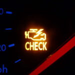 Nie lekceważ kontrolki silnika! Co oznacza zapalenie się check engine?