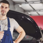 Jak zostać mechanikiem samochodowym? Ile zarabia mechanik?