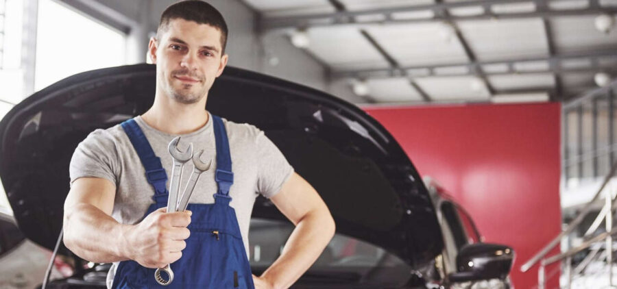 Jak zostać mechanikiem samochodowym? Ile zarabia mechanik?