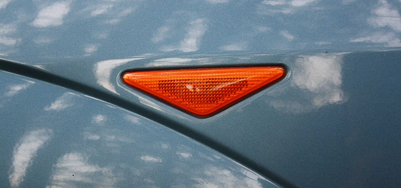 szybko-migaj-cy-kierunkowskaz-co-to-oznacza-i-jak-naprawi-usterk